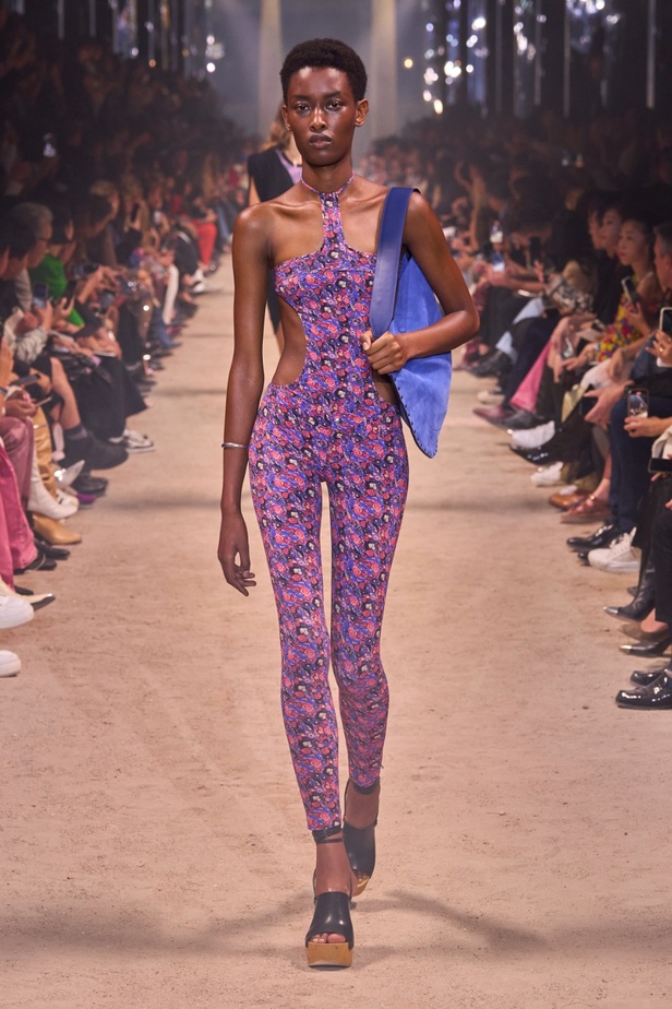 تصاميم Isabel Marant لربيع وصيف 2024 تجمع بين الخفة والأنوثة