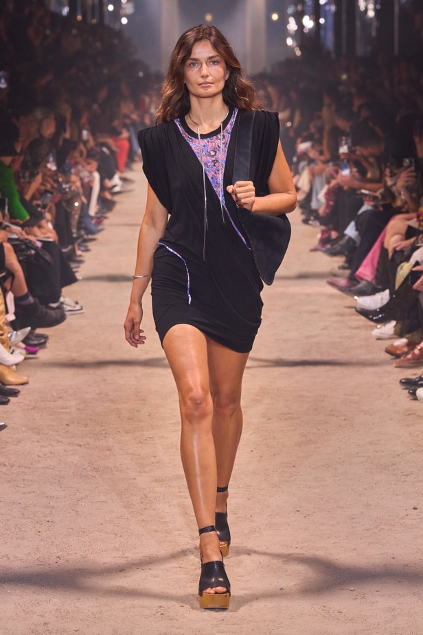 تصاميم Isabel Marant لربيع وصيف 2024 تجمع بين الخفة والأنوثة