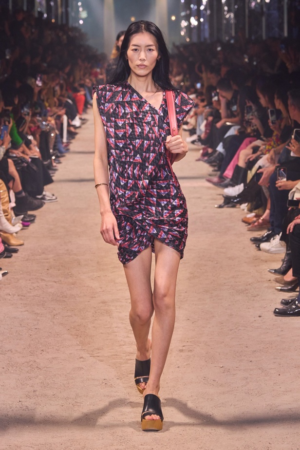 تصاميم Isabel Marant لربيع وصيف 2024 تجمع بين الخفة والأنوثة