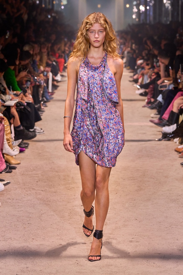 تصاميم Isabel Marant لربيع وصيف 2024 تجمع بين الخفة والأنوثة