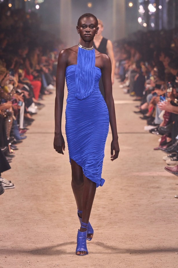 تصاميم Isabel Marant لربيع وصيف 2024 تجمع بين الخفة والأنوثة