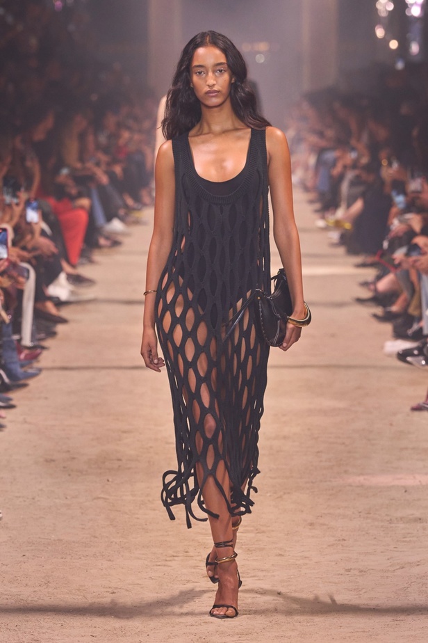 تصاميم Isabel Marant لربيع وصيف 2024 تجمع بين الخفة والأنوثة
