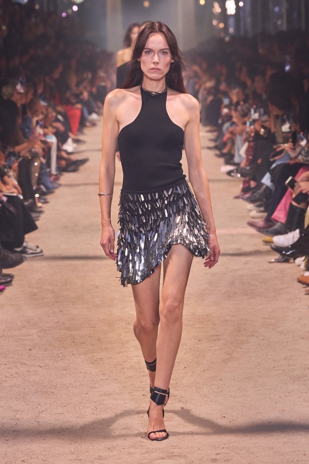 تصاميم Isabel Marant لربيع وصيف 2024 تجمع بين الخفة والأنوثة