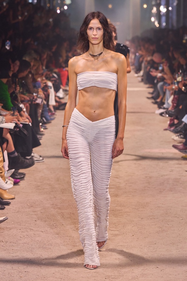تصاميم Isabel Marant لربيع وصيف 2024 تجمع بين الخفة والأنوثة