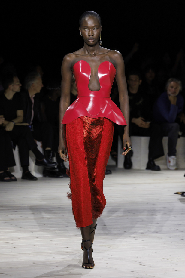 مجموعة Alexander McQueen لربيع وصيف 2024