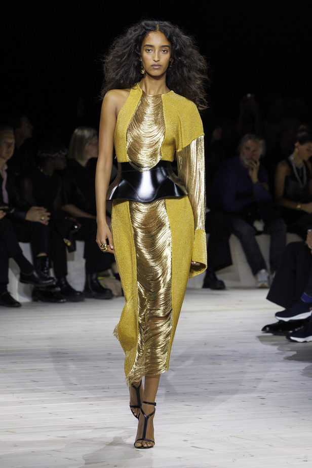 مجموعة Alexander McQueen لربيع وصيف 2024