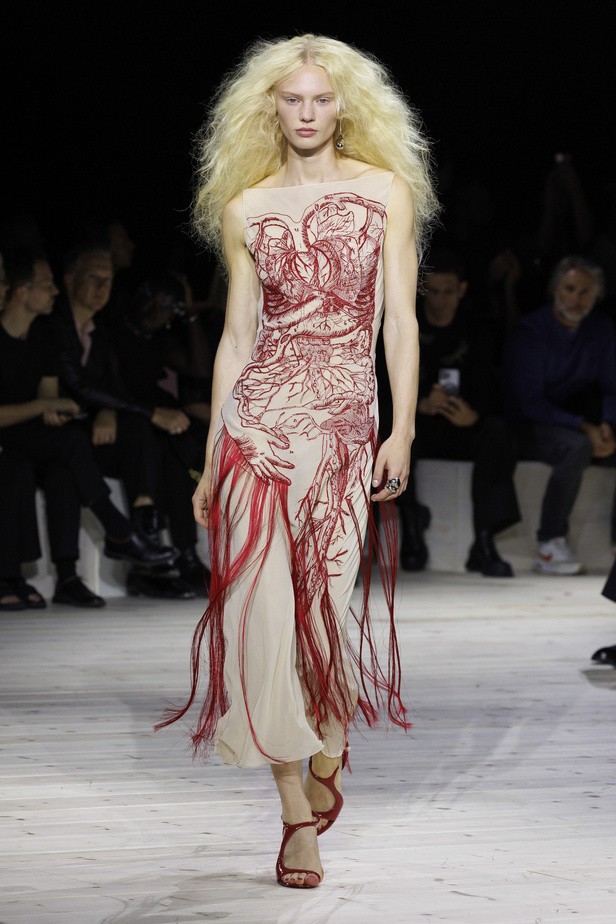 مجموعة Alexander McQueen لربيع وصيف 2024