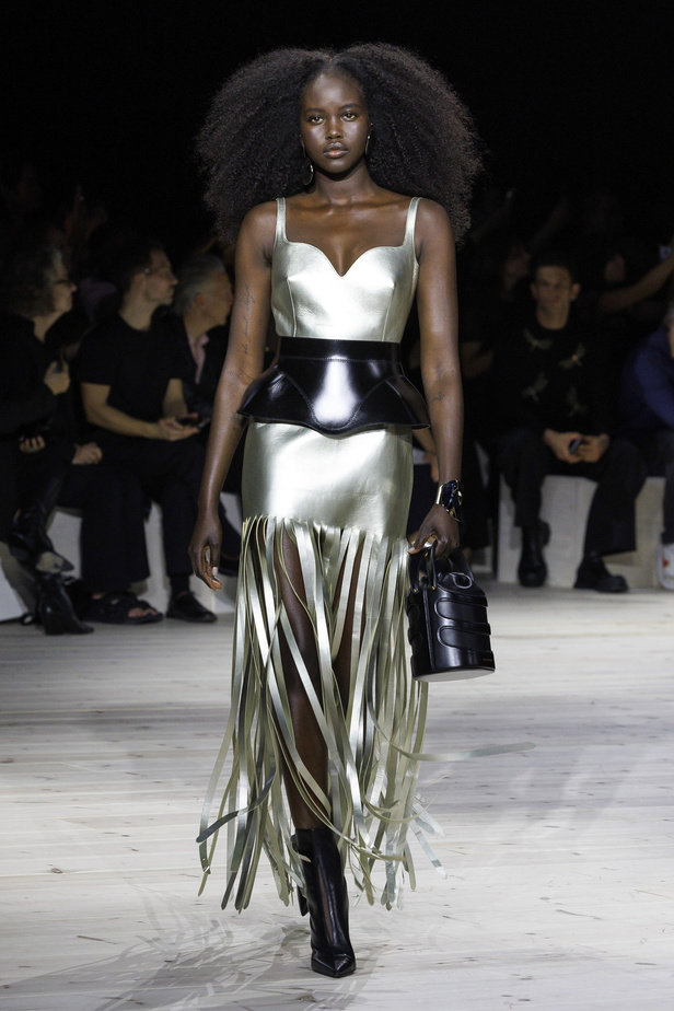 مجموعة Alexander McQueen لربيع وصيف 2024