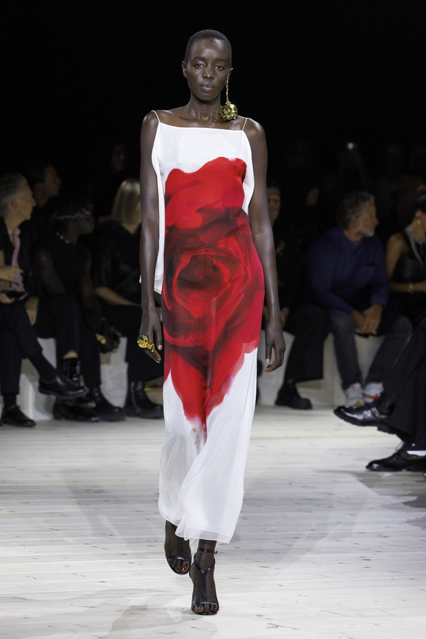 مجموعة Alexander McQueen لربيع وصيف 2024