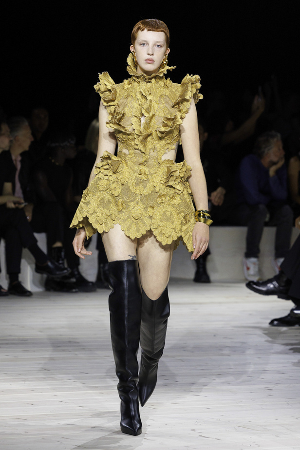 مجموعة Alexander McQueen لربيع وصيف 2024