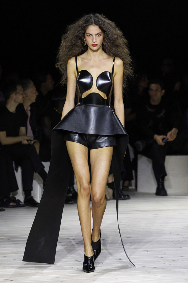 مجموعة Alexander McQueen لربيع وصيف 2024