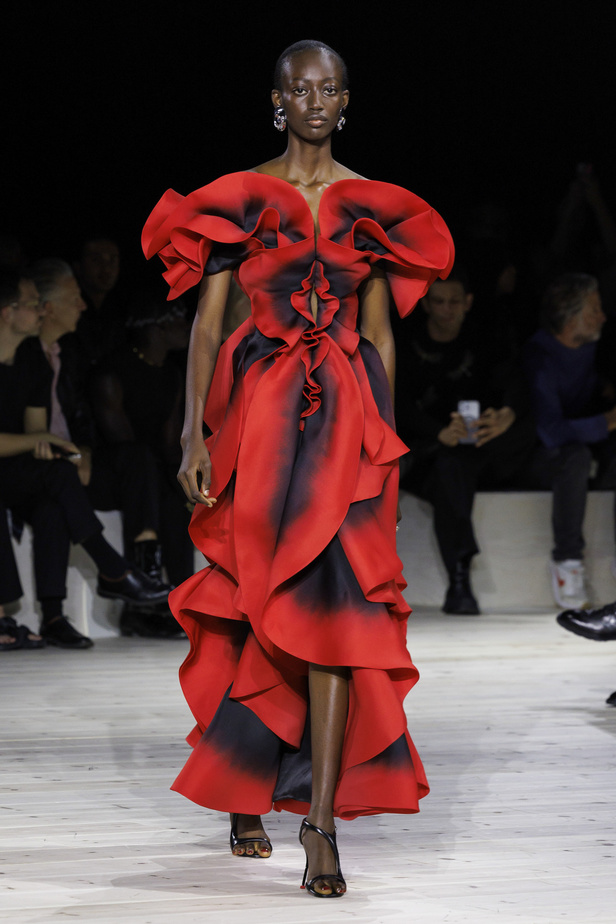 مجموعة Alexander McQueen لربيع وصيف 2024