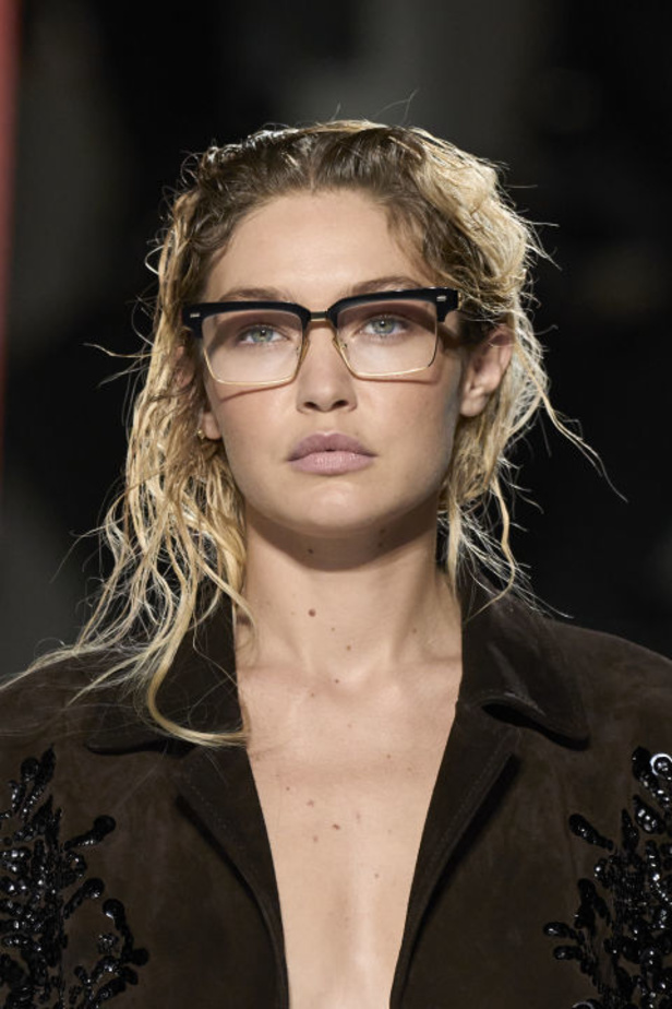 مجموعة Miu Miu لربيع وصيف 2024 بحث عن تعريف عاكس وعنوان تفاعلي للجمال في العصر الحديث