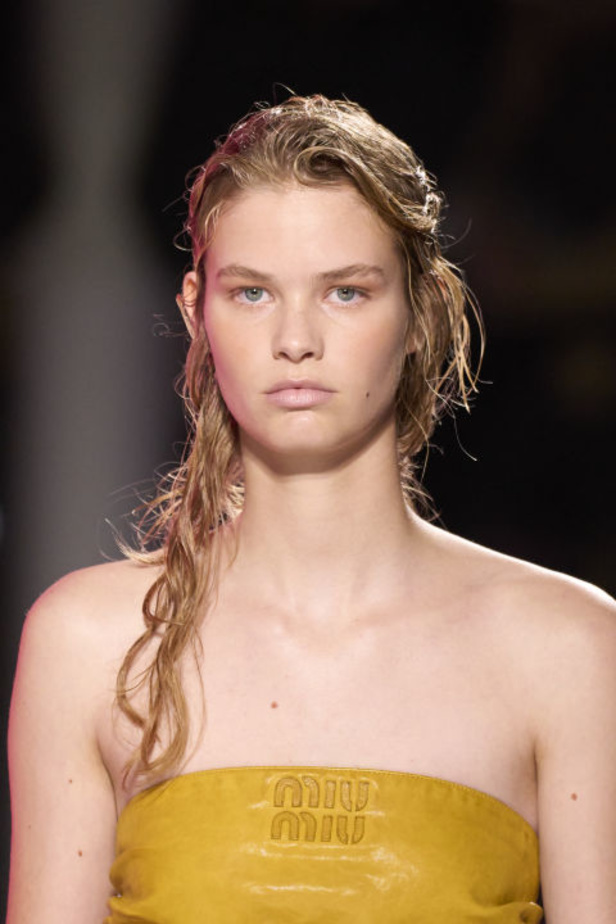 مجموعة Miu Miu لربيع وصيف 2024 بحث عن تعريف عاكس وعنوان تفاعلي للجمال في العصر الحديث