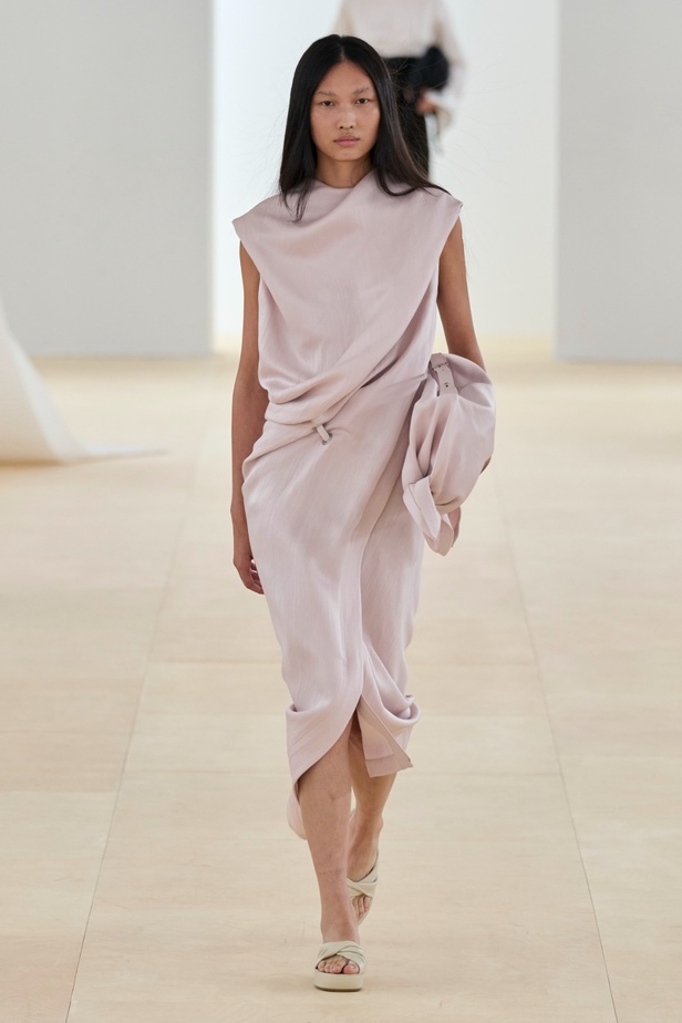 مجموعة Issey Miyake لربيع وصيف 2024