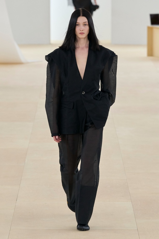 مجموعة Issey Miyake لربيع وصيف 2024