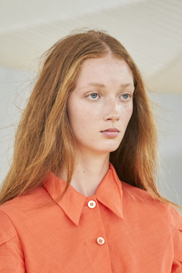 مجموعة Issey Miyake لربيع 2024 أنيقة تتلاعب بالأقمشة والشفافية