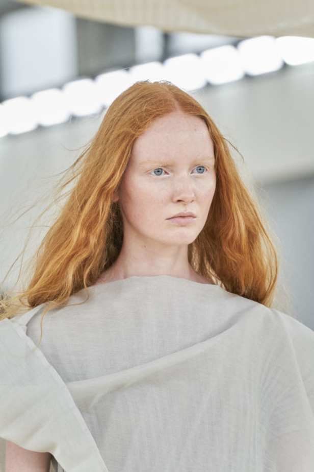 مجموعة Issey Miyake لربيع 2024 أنيقة تتلاعب بالأقمشة والشفافية