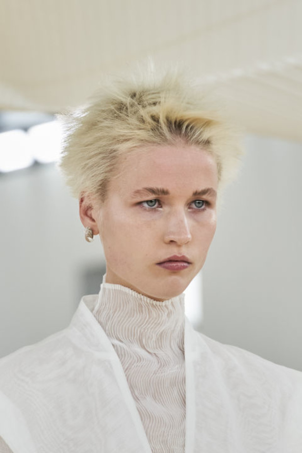 مجموعة Issey Miyake لربيع 2024 أنيقة تتلاعب بالأقمشة والشفافية