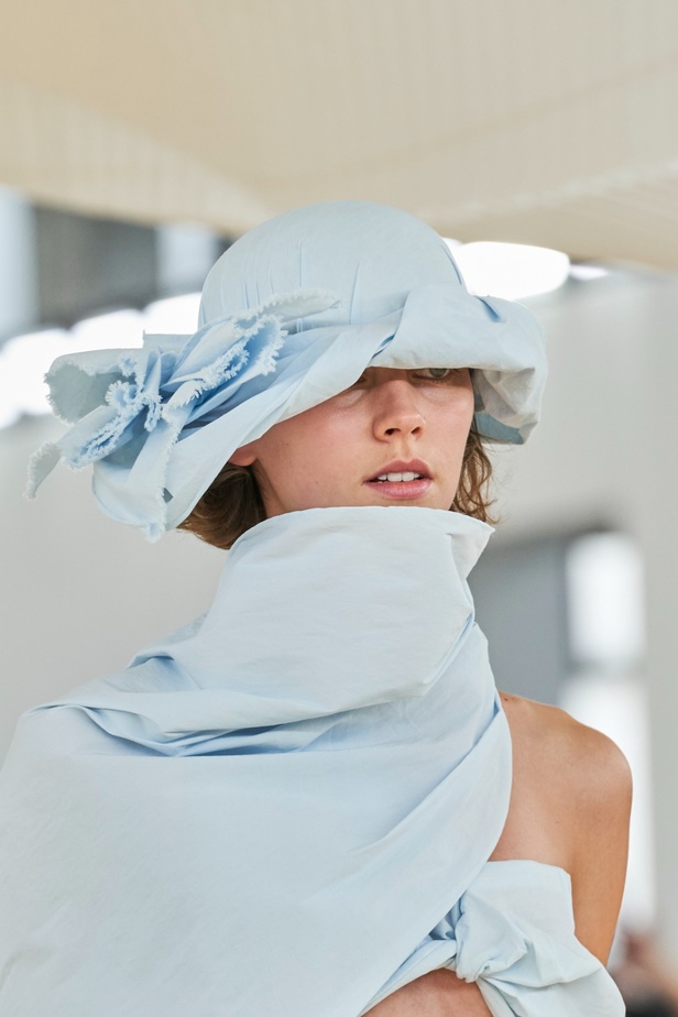 مجموعة Issey Miyake لربيع 2024 أنيقة تتلاعب بالأقمشة والشفافية