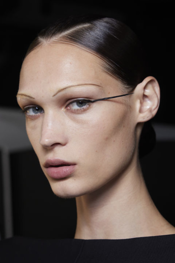 عرض Mugler لربيع وصيف 2024 مليء بالدراما والبريق والإثارة ومرصّع بالنجوم