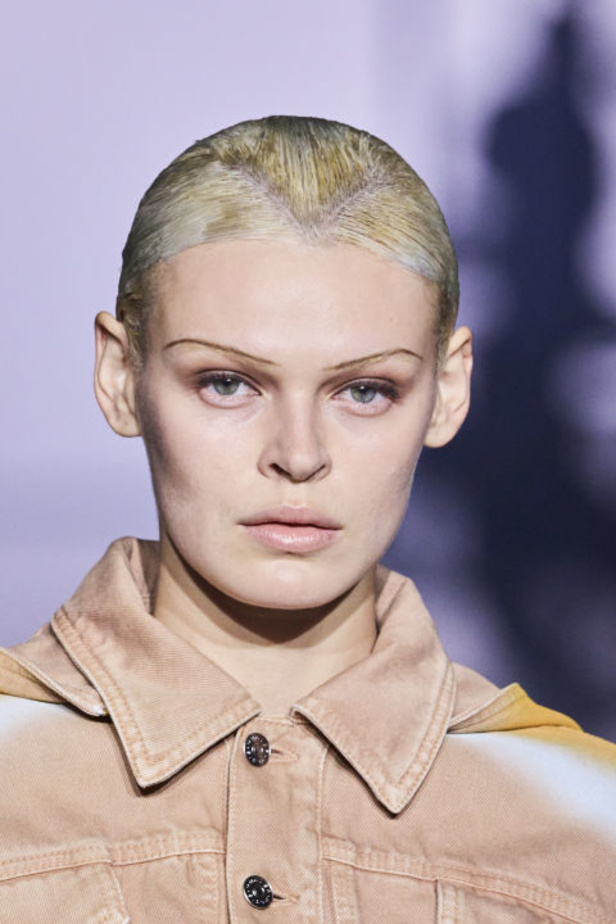 عرض Mugler لربيع وصيف 2024 مليء بالدراما والبريق والإثارة ومرصّع بالنجوم