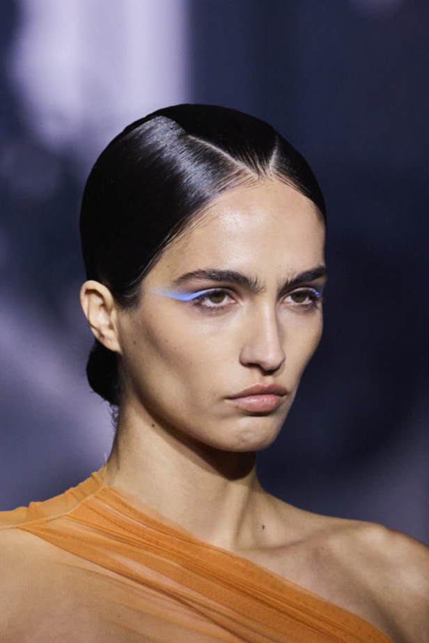 عرض Mugler لربيع وصيف 2024 مليء بالدراما والبريق والإثارة ومرصّع بالنجوم