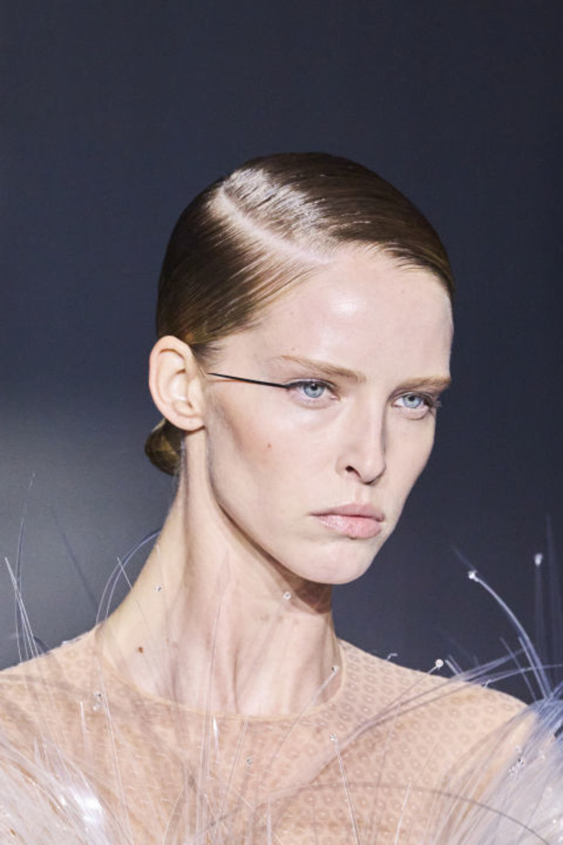 عرض Mugler لربيع وصيف 2024 مليء بالدراما والبريق والإثارة ومرصّع بالنجوم