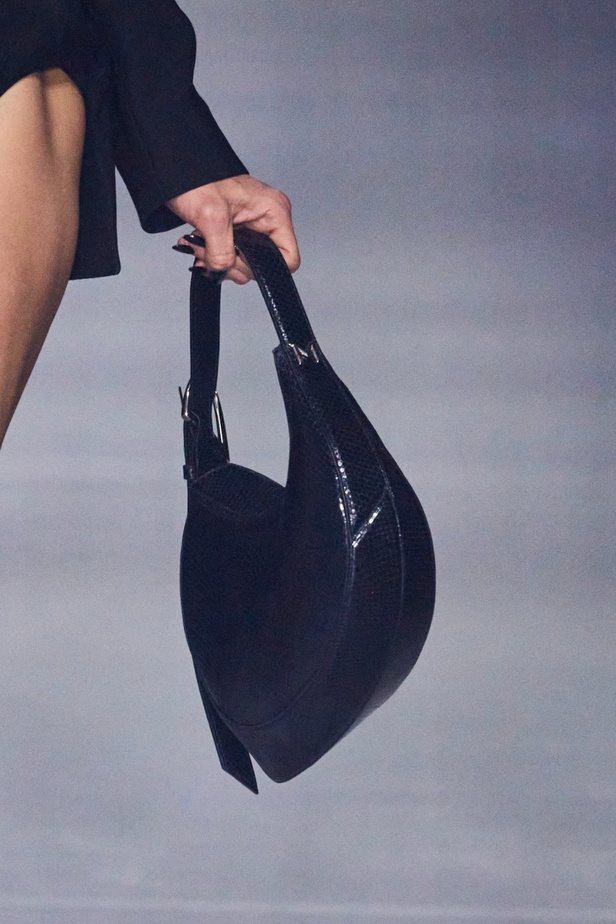 عرض Mugler لربيع وصيف 2024 مليء بالدراما والبريق والإثارة ومرصّع بالنجوم