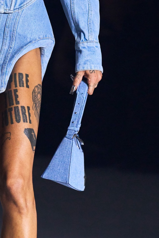 عرض Mugler لربيع وصيف 2024 مليء بالدراما والبريق والإثارة ومرصّع بالنجوم