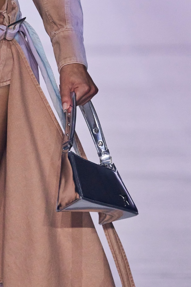 عرض Mugler لربيع وصيف 2024 مليء بالدراما والبريق والإثارة ومرصّع بالنجوم