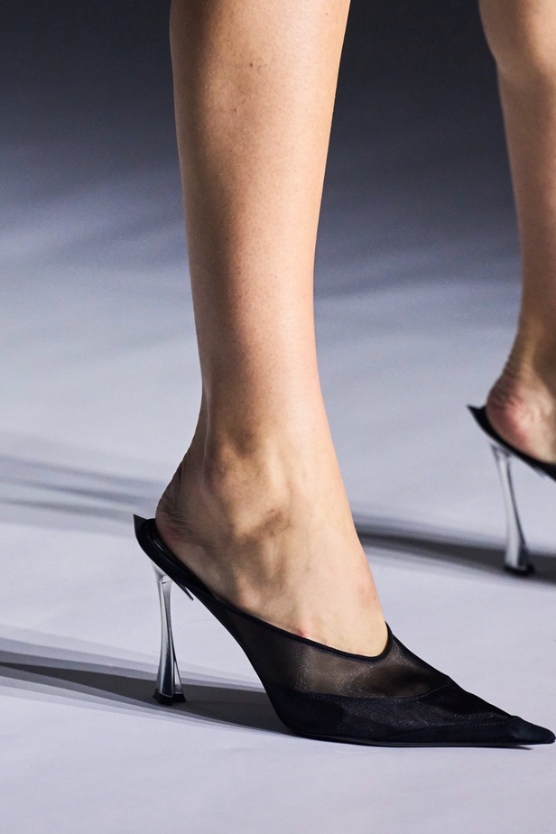 عرض Mugler لربيع وصيف 2024 مليء بالدراما والبريق والإثارة ومرصّع بالنجوم