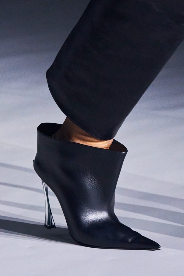 عرض Mugler لربيع وصيف 2024 مليء بالدراما والبريق والإثارة ومرصّع بالنجوم