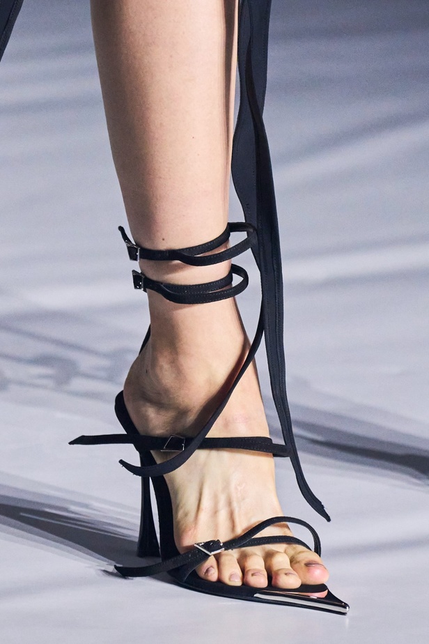 عرض Mugler لربيع وصيف 2024 مليء بالدراما والبريق والإثارة ومرصّع بالنجوم