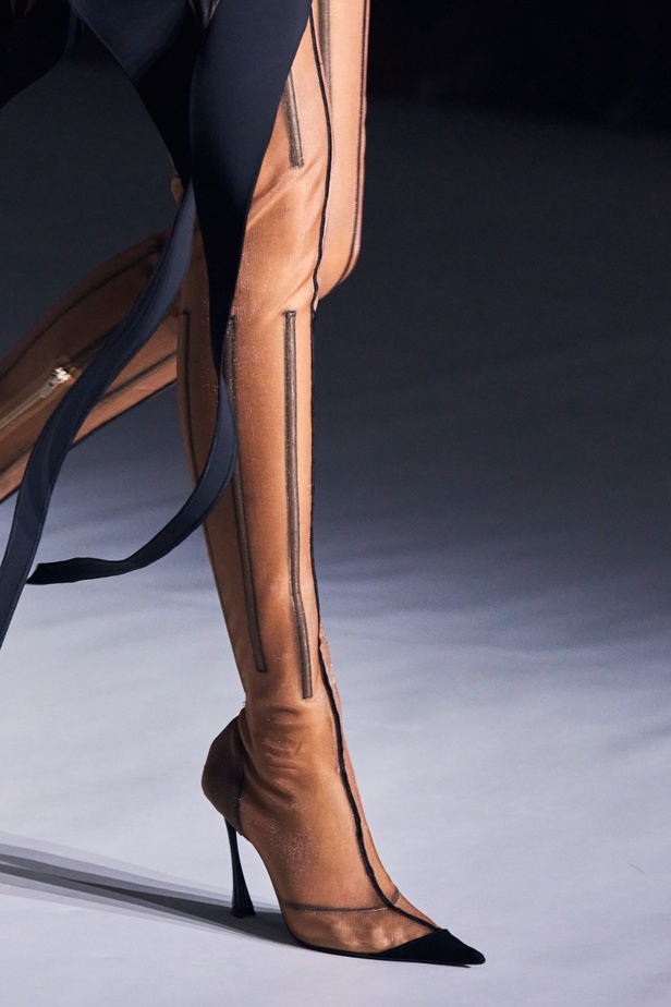 عرض Mugler لربيع وصيف 2024 مليء بالدراما والبريق والإثارة ومرصّع بالنجوم