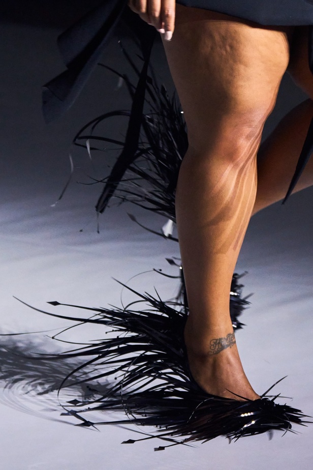 عرض Mugler لربيع وصيف 2024 مليء بالدراما والبريق والإثارة ومرصّع بالنجوم