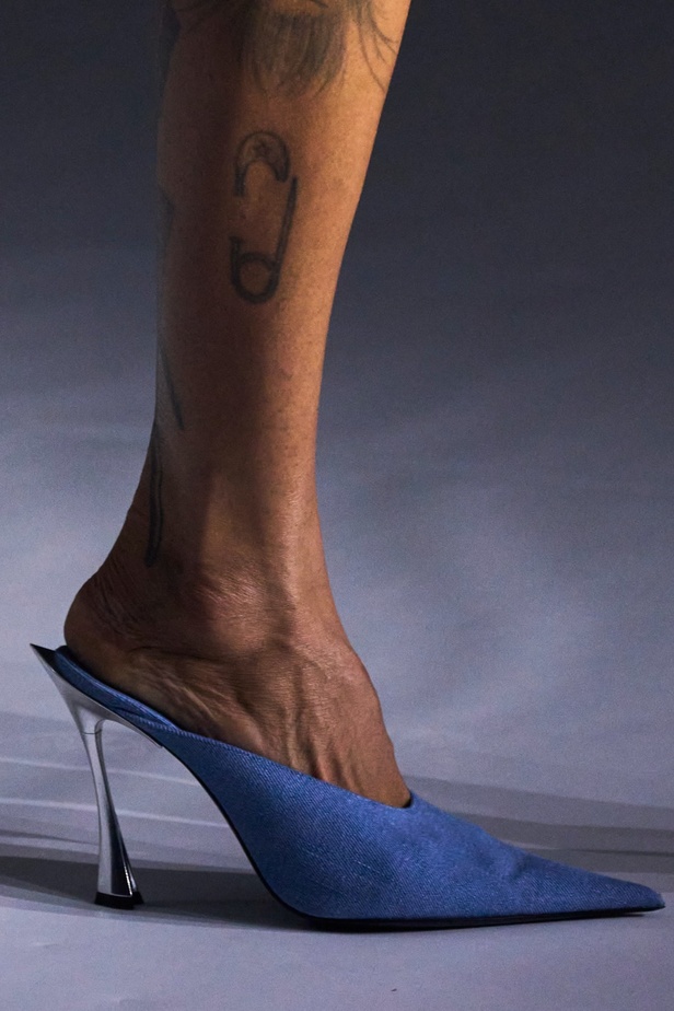 عرض Mugler لربيع وصيف 2024 مليء بالدراما والبريق والإثارة ومرصّع بالنجوم