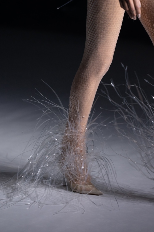 عرض Mugler لربيع وصيف 2024 مليء بالدراما والبريق والإثارة ومرصّع بالنجوم