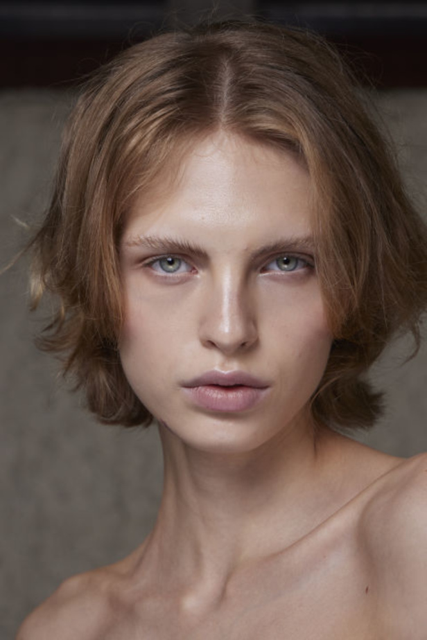 Stella McCartney تستولي على سوق باريس لتقديم مجموعة مسؤولة بنسبة 95% لربيع وصيف 2024 