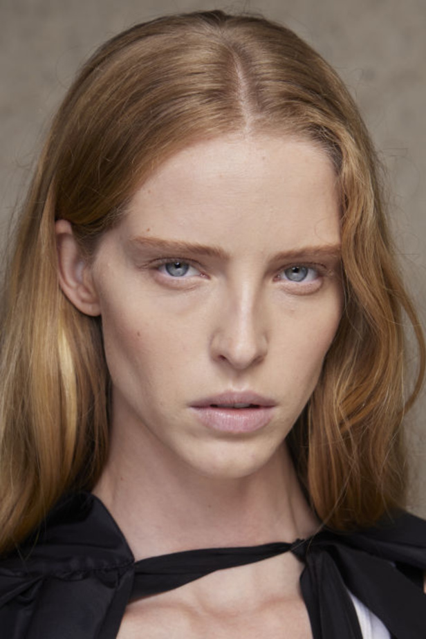 Stella McCartney تستولي على سوق باريس لتقديم مجموعة مسؤولة بنسبة 95% لربيع وصيف 2024 