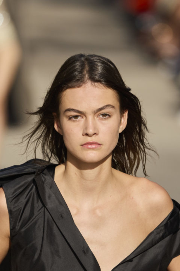 Stella McCartney تستولي على سوق باريس لتقديم مجموعة مسؤولة بنسبة 95% لربيع وصيف 2024 