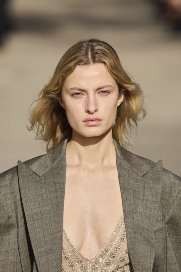 Stella McCartney تستولي على سوق باريس لتقديم مجموعة مسؤولة بنسبة 95% لربيع وصيف 2024 