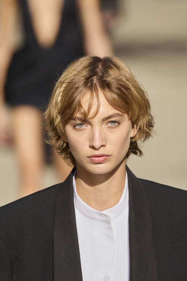 Stella McCartney تستولي على سوق باريس لتقديم مجموعة مسؤولة بنسبة 95% لربيع وصيف 2024 