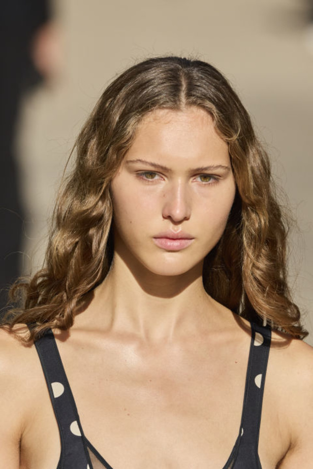 Stella McCartney تستولي على سوق باريس لتقديم مجموعة مسؤولة بنسبة 95% لربيع وصيف 2024 