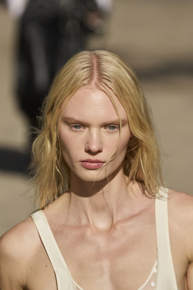 Stella McCartney تستولي على سوق باريس لتقديم مجموعة مسؤولة بنسبة 95% لربيع وصيف 2024 