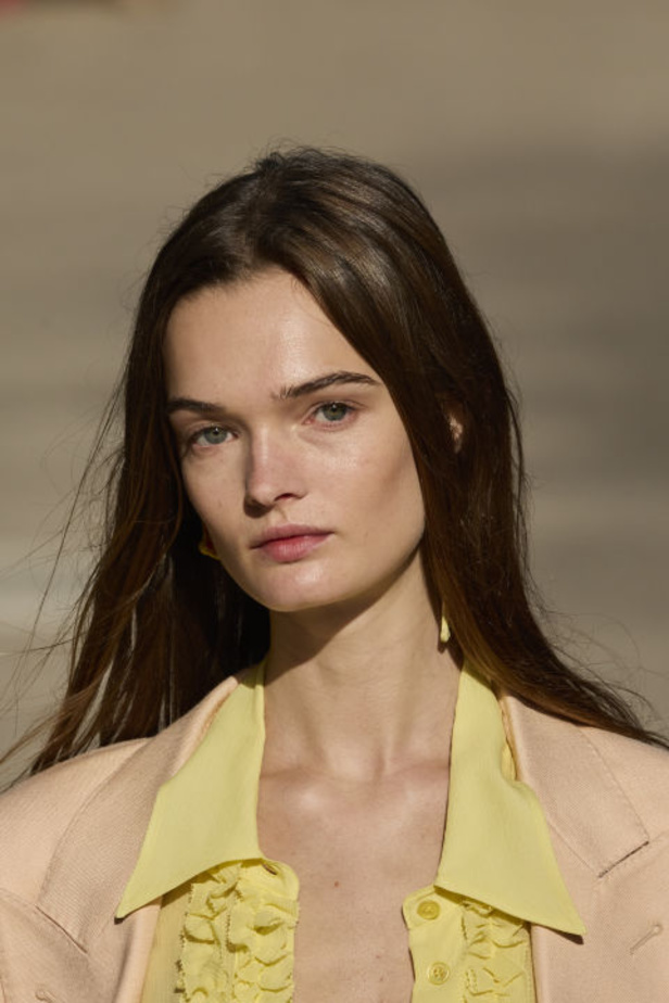 Stella McCartney تستولي على سوق باريس لتقديم مجموعة مسؤولة بنسبة 95% لربيع وصيف 2024 