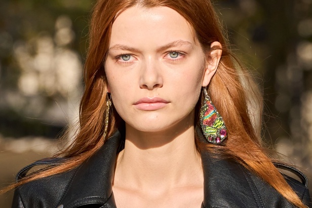 Stella McCartney تستولي على سوق باريس لتقديم مجموعة مسؤولة بنسبة 95% لربيع وصيف 2024 