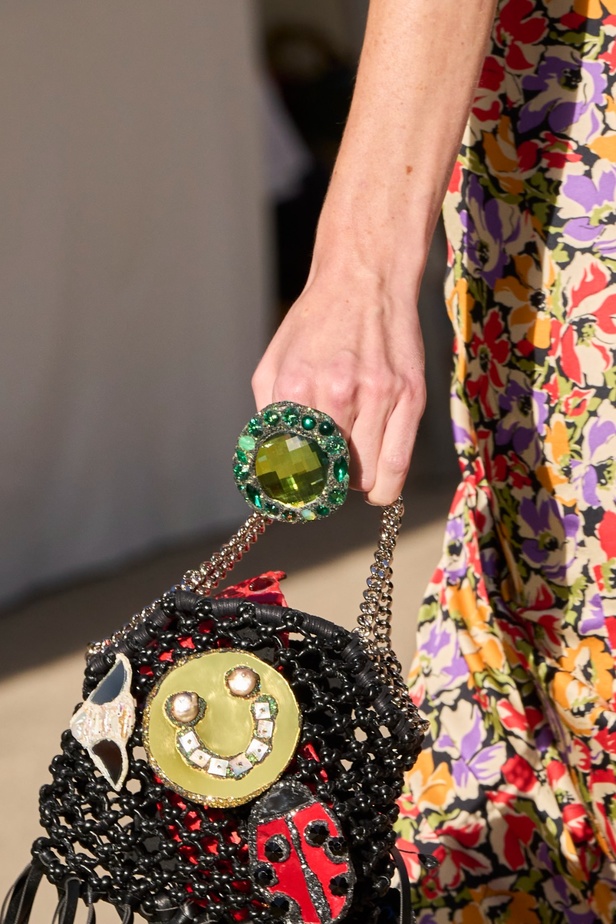 Stella McCartney تستولي على سوق باريس لتقديم مجموعة مسؤولة بنسبة 95% لربيع وصيف 2024 