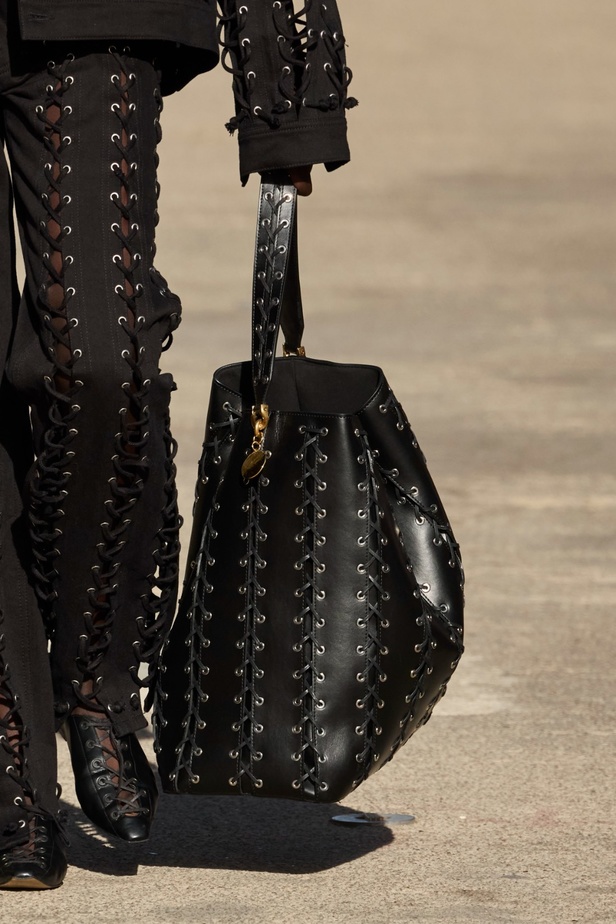 Stella McCartney تستولي على سوق باريس لتقديم مجموعة مسؤولة بنسبة 95% لربيع وصيف 2024 