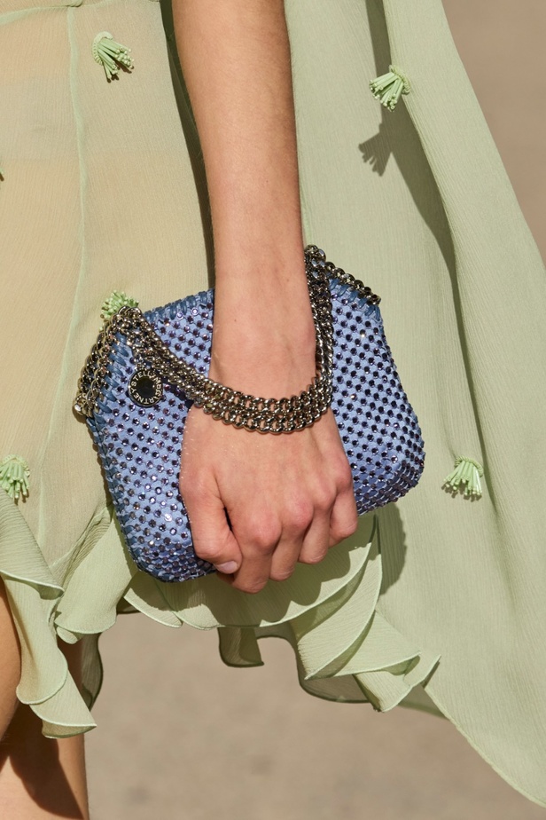 Stella McCartney تستولي على سوق باريس لتقديم مجموعة مسؤولة بنسبة 95% لربيع وصيف 2024 